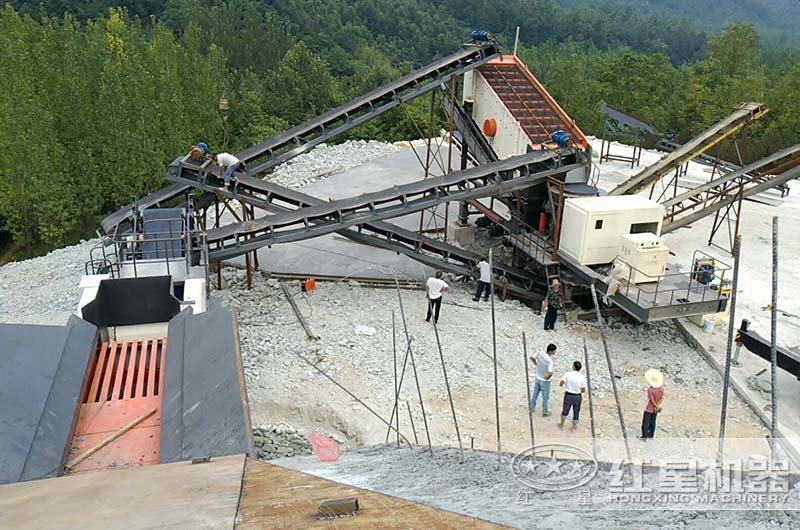 石頭移動(dòng)碎石機(jī)作業(yè)現(xiàn)場圖